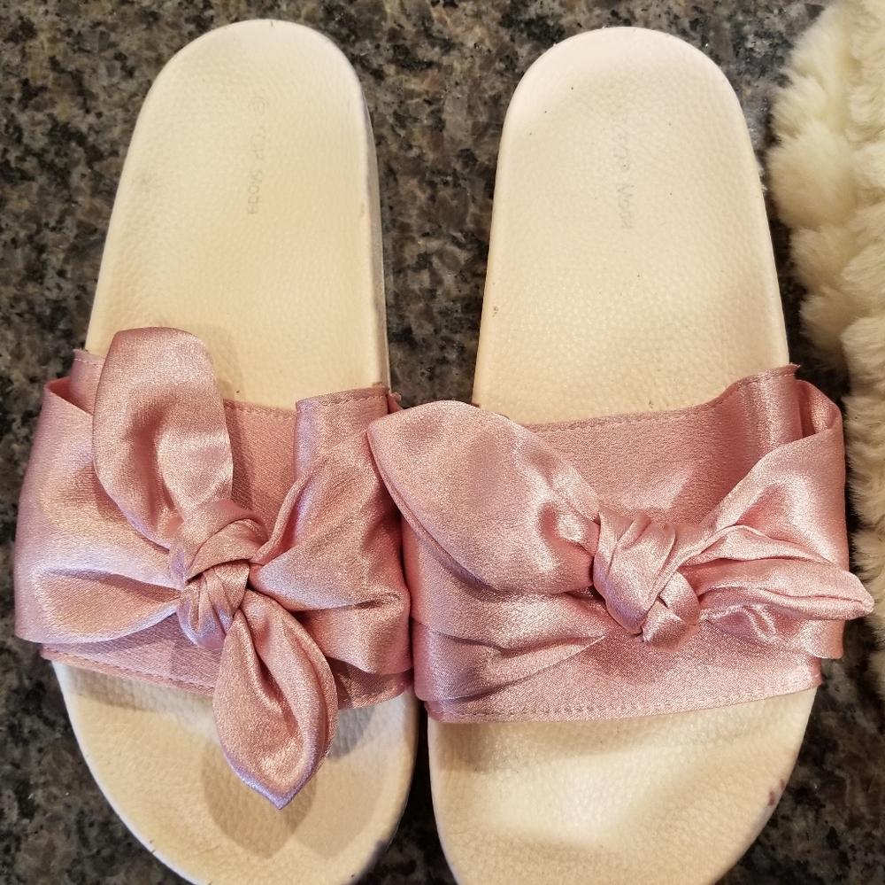 Slippers - Picture 2 of 7